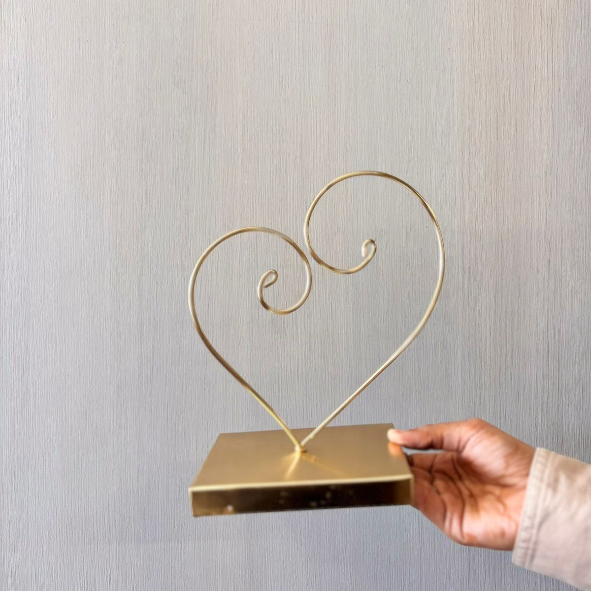 Small Curly Metal Heart Hoop Stand With Base (foldable)