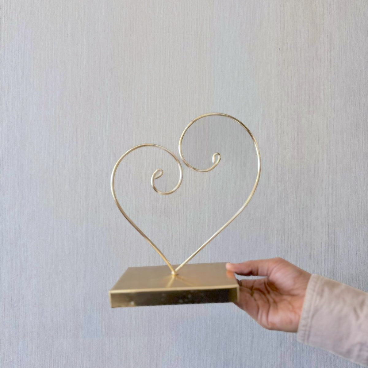 Small Curly Metal Heart Hoop Stand With Base (foldable)