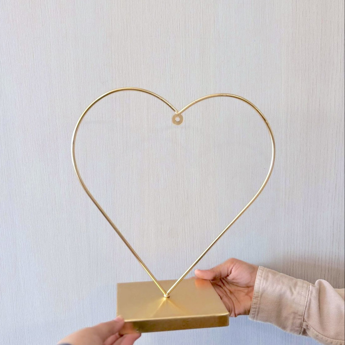 Heart Shaped Hanging Metal Hoop Stand