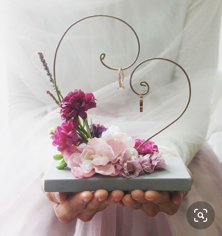 Small Curly Metal Heart Hoop Stand With Base (foldable)