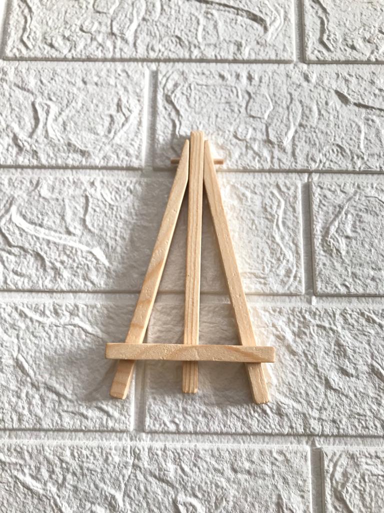 Easel stand with wooden fitting